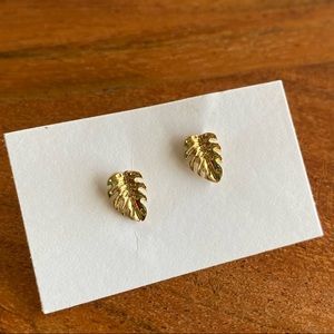 🍃New ! Monstera Gold colored stud earrings.